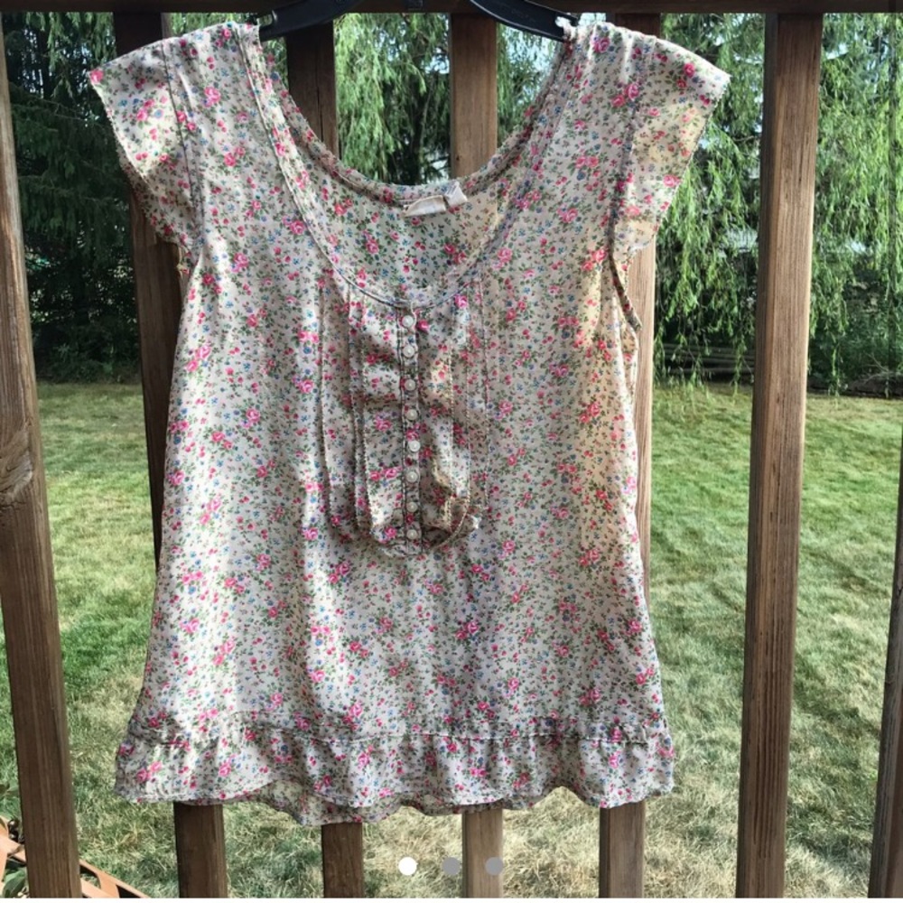 Vintage Mudd floral print, semi sheer top.